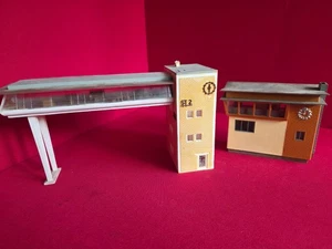 Spur HO - 2x Haus - mit Uhr - Fabrik - Eisenbahn - S045-33 - Bild 1 von 8