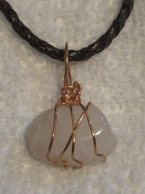 Colgante de cuarzo iris en un collar de cuero marrón Foto 1 de 2