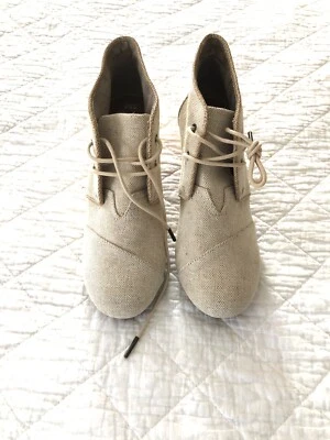 Botines TOMS Natural Beige Brillante Lona Corcho Cuña Con Cordones Botas Talla 9.5 EE. UU. NUEVO Foto 1 de 4