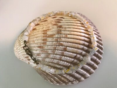 Pulsera de tobillo hecha a mano de astillas de cuentas de vidrio Millefiori blanco y amarillo de 9" de largo Foto 1 de 3