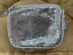Bolso sin asas Bloomingdale’s de maquillaje plateado brillante con cremallera - Imagen 1 de 5
