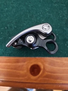 Madrock Safeguard Springless Belay Descender Device Design For 8.5 MMto11mm Rope - Picture 1 of 4