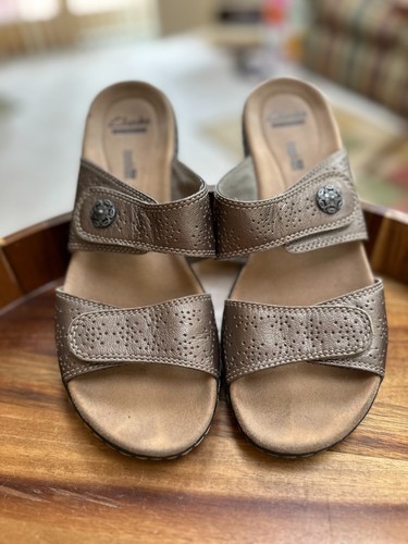 Sandali Clarks Leisa Lacole in pelle antiscivolo morbidi ammortizzati 8 N bronzo metallizzato