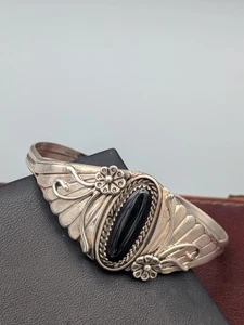 Sterling Silver Native 8x21mm Onyx With Floral Design 6.5" Cuff Bracelet ~ 17.5g - Picture 1 of 9
