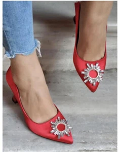 Elegante tacco rosso in raso con decorazioni in cristallo - Foto 1 di 7