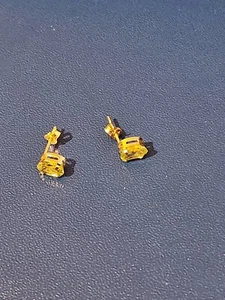 14K Yellow Gold Peridot Earrings 0.5g - Picture 1 of 3