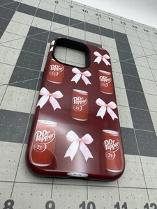 iPhone 15 Pro Handyhülle mit Dr Pepper 23 Logo - Bild 1 von 2