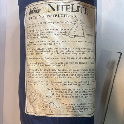 Tienda de campaña REI NiteLite para 2 personas y 3 estaciones con vestíbulo y mosca de la lluvia - dorada y azul Foto 1 de 4