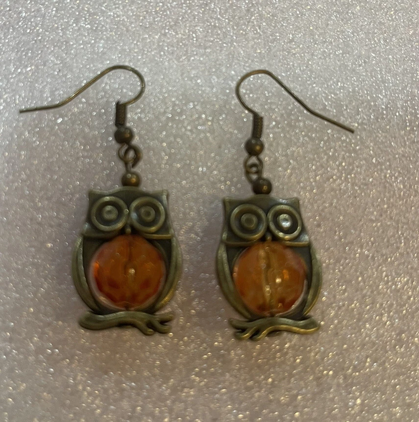 Pendientes perforados tono oro oscuro búhos con cuentas de oro/naranja doble cara, Foto 1 de 1