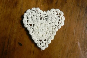 TAPETES CORAZÓN GANCHILLO - Algodón ECRUDO - Aprox 7 cm de ancho x 5,5 cm de alto CADA CF - Imagen 1 de 1