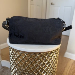 Bolso de hombro pequeño DKNY negro con monograma de lona con ribete de cuero - Imagen 1 de 6