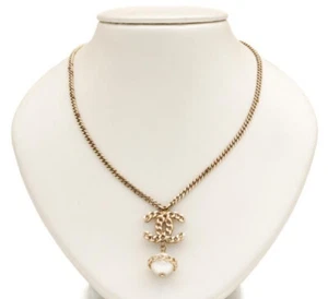 Collar Chanel de perlas y eslabones de metal con caja - Imagen 1 de 9