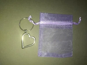 Portachiavi a cuore in metallo color argento NUOVO - Foto 1 di 1