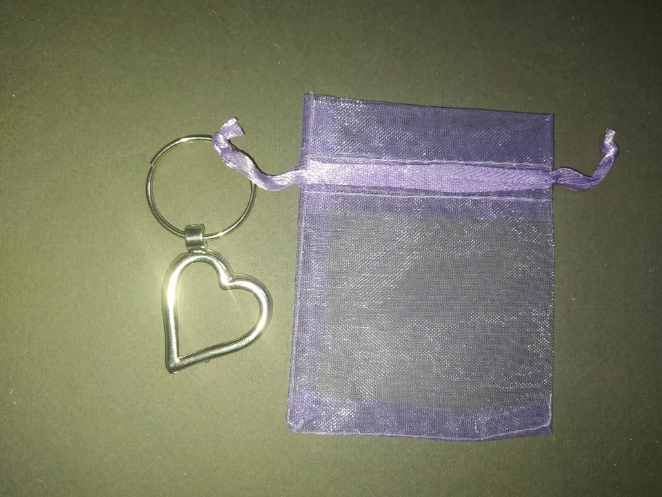 Portachiavi a cuore in metallo color argento NUOVO - Immagine 1 di 1