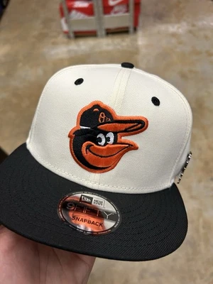 BRAND NEW BALTIMORE ORIOLES NEW ERA SNAPBACK WITH MASCOT PIN - Image 1 of 3