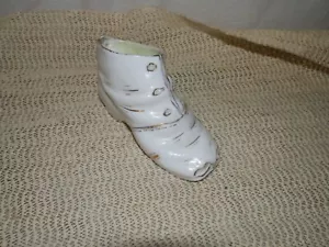 Estatuilla de zapatos vintage, de porcelana, blanca y dorada - Imagen 1 de 7