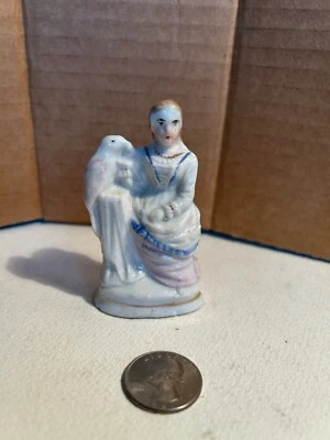 Antigua estatuilla miniatura de niña Staffordshire con loro 1840-1880, siglo XIX Foto 1 de 4