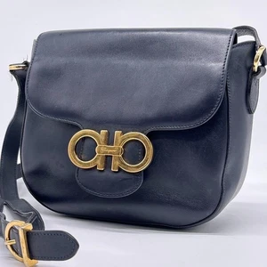 Borsa a tracolla Salvatore Ferragamo doppia Gancini tracolla pelle nera Giappone - Foto 1 di 9