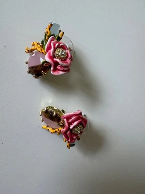 Pendientes LES NEREIDES florales enchapados en oro de 14 quilates esmalte Foto 1 de 4