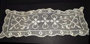 Corredor de mesa largo vintage crema floral con bordes festoneados 16 X 44 - Imagen 1 de 4