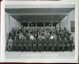 Foto antigua - 8 x 10 - Grupo 1953 fuera del edificio - Contralor del Departamento TNG  - Imagen 1 de 1