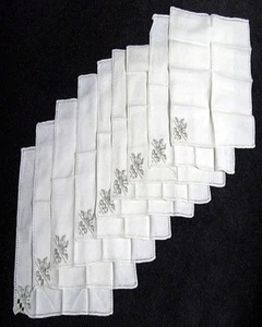 VINTAGE SEHR VERZIERTES SET MIT 9 QUADRATISCHEN DECKCHEN 15 ZOLL - Bild 1 von 1