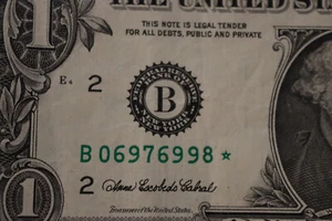 Billete estrella de $1 2006 bloque "B" funcionamiento bajo. TAMAÑO DE EJECUCIÓN 320K.  SN B 06976998* RARO - Imagen 1 de 3