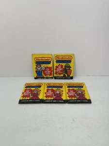 Lotto cera carte Nintendo 1989 Topps - confezione da 5 adesivi non aperti NOS Mario Peach Link - Foto 1 di 6
