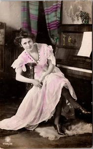 PRETTY YOUNG WOMAN SITTING AT A PIANO :  RELAXED POSE : LEGGY : RISQUE - Picture 1 of 3