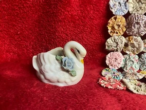 Vintage Schwan Schmuck Schale hübsche rosa & blaue Blumen - Bild 1 von 5