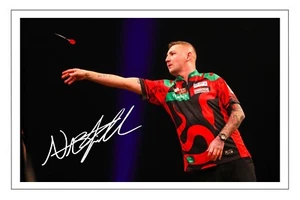 Autógrafo firmado NATHAN ASPINALL 6x4 pulgadas FOTO regalo preimpreso DARDOS de firma - Imagen 1 de 2