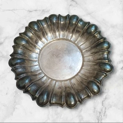 Ciotola tonda vintage in metallo decorato – fruttiera, centrotavola, vassoio - Immagine 1 di 4