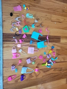 Lotto Accessori Barbie Bambole Borse Collane Tazze - Foto 1 di 13