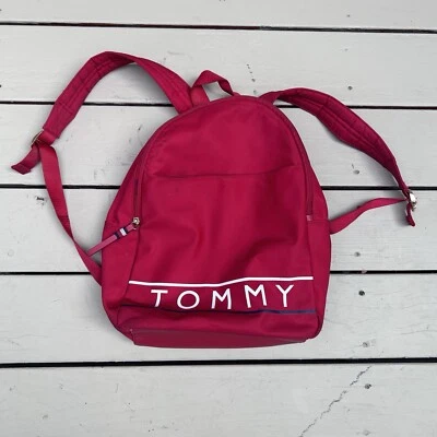 Mochila Tommy Hilfiger Roja de Nylon Parte Inferior de Cuero Blanco Logo Acentos Dorados Usada Foto 1 de 4