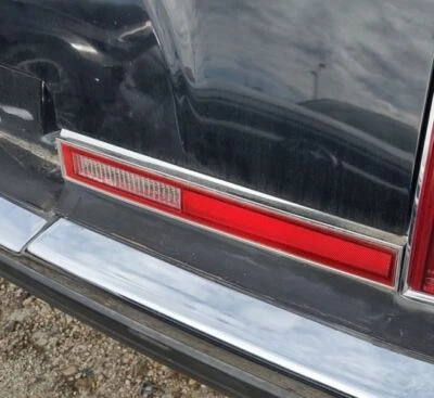 Passenger Tail Light Center Chrome Trim Fits 90-92 LINCOLN MARK SERIES 3024188 - Image 1 of 4