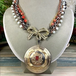 Corona Adornada Artesanal Montaje Escudo Medallón Multi Hilo Collar - Imagen 1 de 7