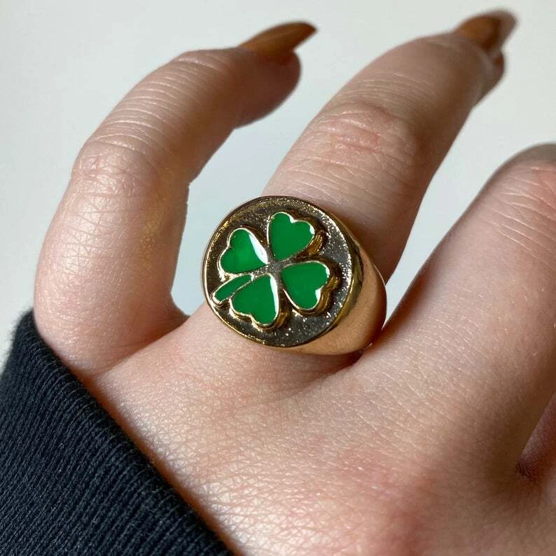 Anillo de trébol meñique de metal macizo esmaltado verde enchapado en oro amarillo de 14K plateado para hombre Foto 1 de 4