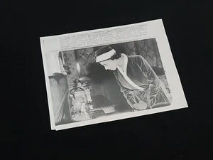 1956 Antique Official Royal Press Photo Queen Elizabeth II Kensington Palace UK - Picture 1 of 12