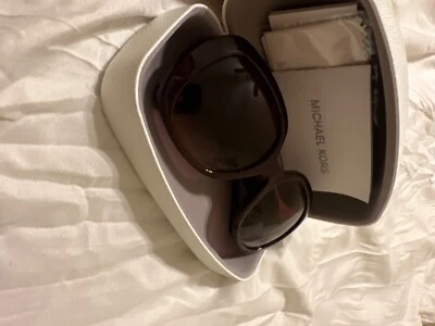 Nuevas gafas de sol Michael Kors borgoña Foto 1 de 4