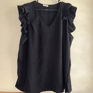 Adorable Women’s Black Tank Top With Ruffles Sz 3X BNeck - Picture 1 of 15