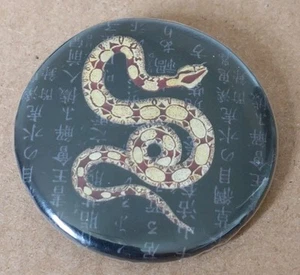 Insignia de serpiente estilizada con escritura asiática - Pin de botón estilo vintage, coleccionable  - Imagen 1 de 2