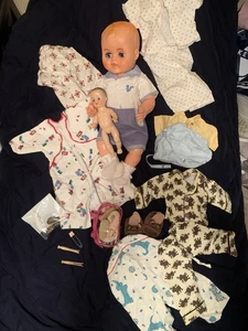 Vintage Baby Puppen Konvolut Puppenkleidung und Zubehör geformtes Haar - Bild 1 von 15