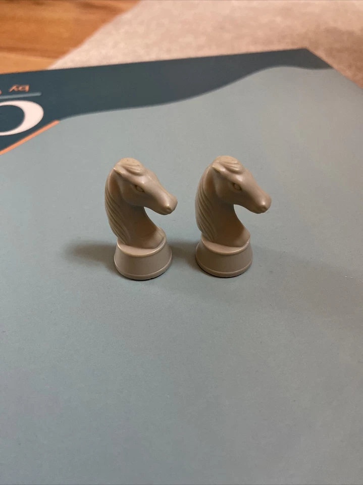 Saitek KASPAROV Magnetic Sensor Chess Replacement Light Gray/whitE Knight-lot 2 - Image 1 of 1