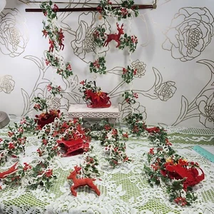 Vintage Christmas Plastic Chain Holly Garland Flocked Reindeer Sleigh 60s Kitsch - Picture 1 of 22