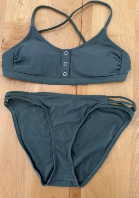 Parte superior inferior de bikini 2 piezas mediana verde oliva Xhilaration acanalada correa boho resort  Foto 1 de 4