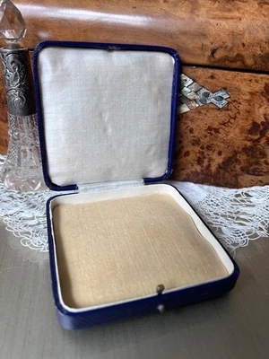 Vintage Blue Leather Push Button Jewellery Box | c. Mid-20th Century Description - Image 1 of 4