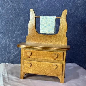 Puppenstubenkommode aus Holz mit Herzgriffen und Handtuch 1907d - Bild 1 von 5
