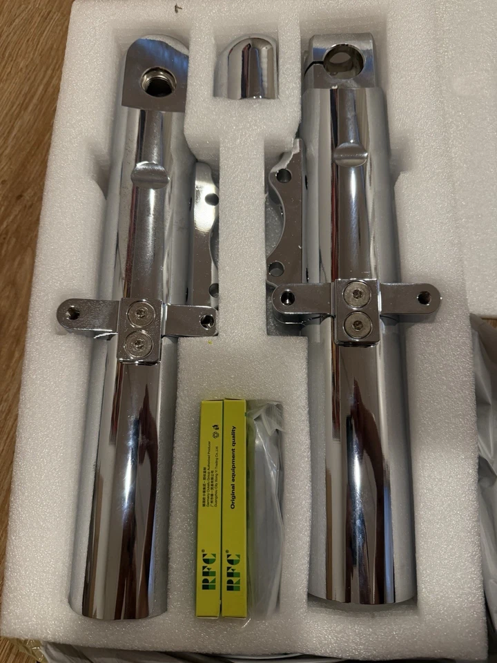 Patas de horquilla deslizantes inferiores cromadas Road King OEM para Harley Touring 2014-2023 Foto 1 de 1
