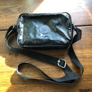 Bandolera ligera Kipling Milda negra brillante/arrugada - Imagen 1 de 9