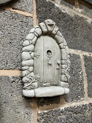 (NEW) FAIRY TREE DOOR PLAQUE,TREE HANGING PLAQUE,FAIRY GARDEN ORNAMENT CON & LIM - Image 1 of 4